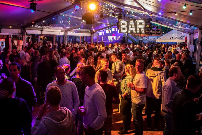 De feestweek op het Wilhelminaplein in het centrum van Naaldwijk.