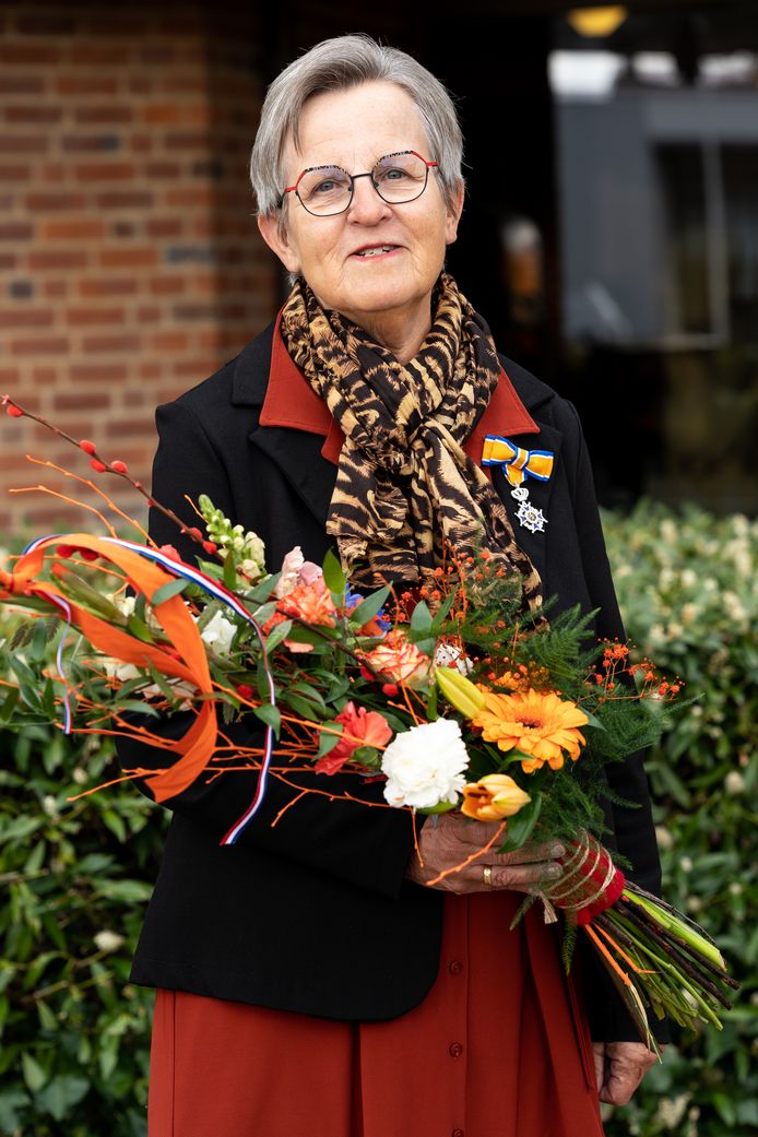 Jannie Mooiweer-Bosman (68, Zwartsluis) met de bloemen en het lintje.