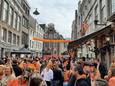 Gezellig druk in de Karrenstraat in Den Bosch tijdens Koningsdag 2024.
