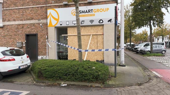 De brandweer maakte de vitrine van de telefoonwinkel dicht met houten platen.