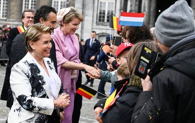 Bain de foule pour les souverains belges et luxembourgeois place Saint-Lambert à Liège