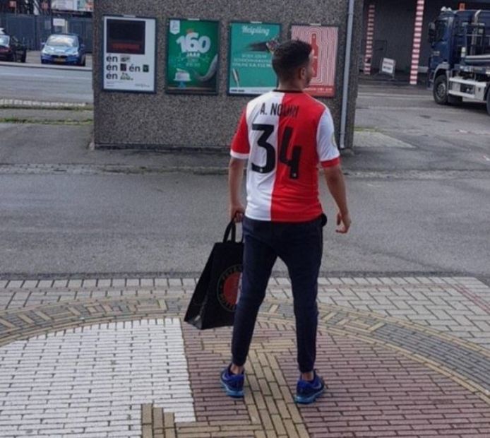 Feyenoord supporter zet Nouri achterop nieuw thuisshirt Abdelhak