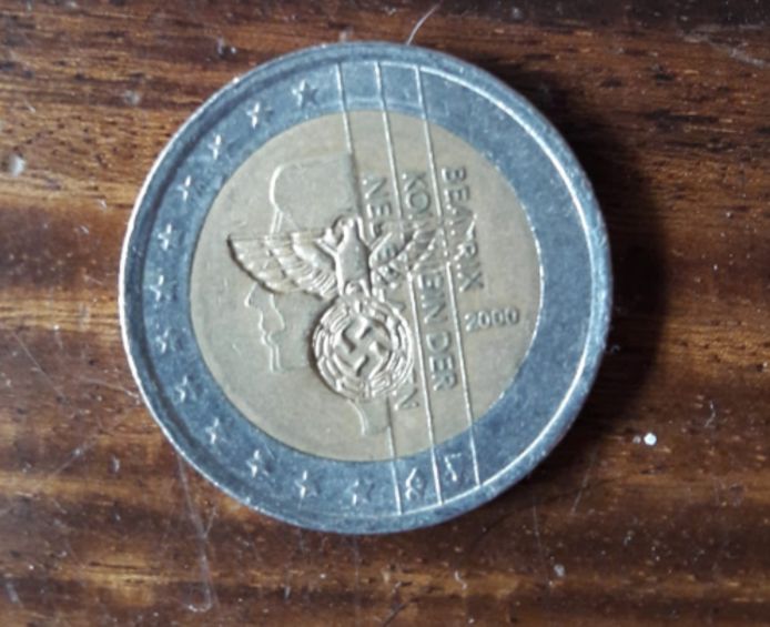 De munt met afbeelding van adelaar en kruis.