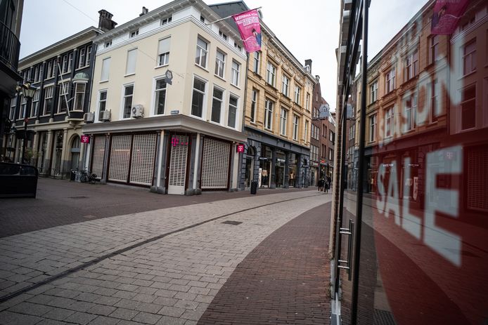 Archieffoto van een uitgestorven Vijzelstraat in het voorjaar van 2020, kort na het invoeren van de eerste coronalockdown.