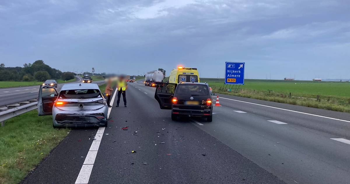 Drukke ochtendspits: langste file staat op A28 bij Nijkerk door ongeluk.