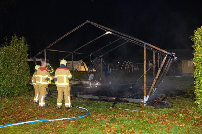 De verwoeste tent op camping de Koekamp.