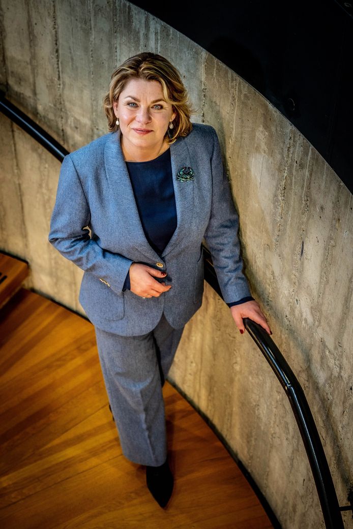 Burgemeester Sigrid Sengers op de trap van haar nieuwe werkplek, het gemeentehuis van Druten.
