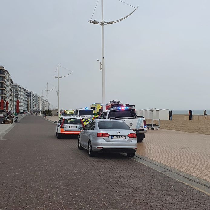 De hulpdiensten op de zeedijk in Koksijde