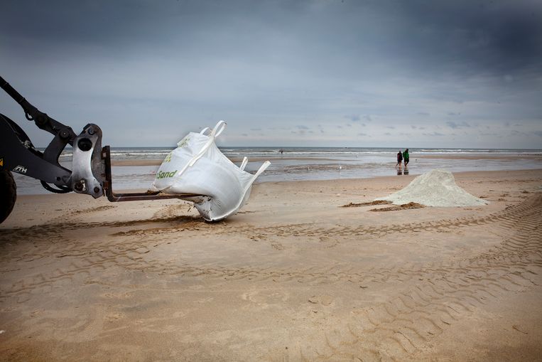 Een ludiek olivijn-project: tijdens het EK zandsculpturen van 2013 werden op het strand van Zandvoort zakken olivijn gestort, waarmee kinderen CO2-bindende zandbouwsels konden maken. Beeld Maarten Hartman