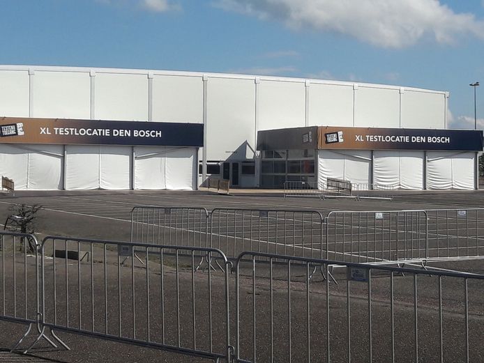 Een deel van de parkeerplaatsen bij de Brabanthallen wordt in beslag genomen door deze coronatestlocatie XL.