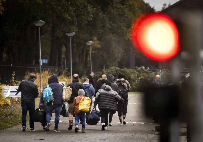 Net aangekomen asielzoekers onderweg naar het aanmeldcentrum voor asielzoekers in het Groningse dorp Ter Apel. Het azc zit overvol.