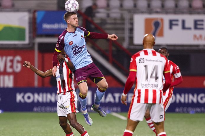 Jelle Goselink wint een luchtduel tegen TOP Oss.