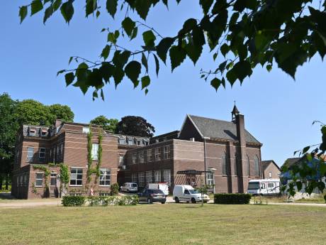 Woningnood bestrijden met appartementen naast een oud klooster? In Sambeek is niet iedereen er blij mee
