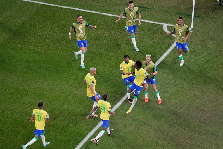 Brazilië viert een doelpunt tegen Zwitserland, dat echter vanwege buitenspel werd afgekeurd. Beeld AP