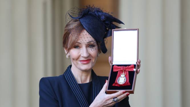 J.K. Rowling tot ridder gekroond door prins William
