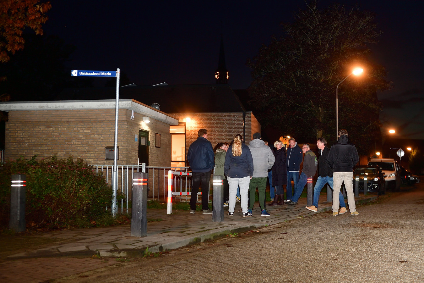 Bezorgde inwoners van Langeweg voeren donderdagavond actie tegen de dreigende sluiting van 'hun' Mariaschool.