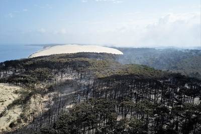 Franse brandweer slaagt erin om een van twee grote bosbranden in Gironde te bestrijden