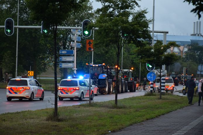 Tractoren onder politiebegeleiding op de Graafseweg in Nijmegen.