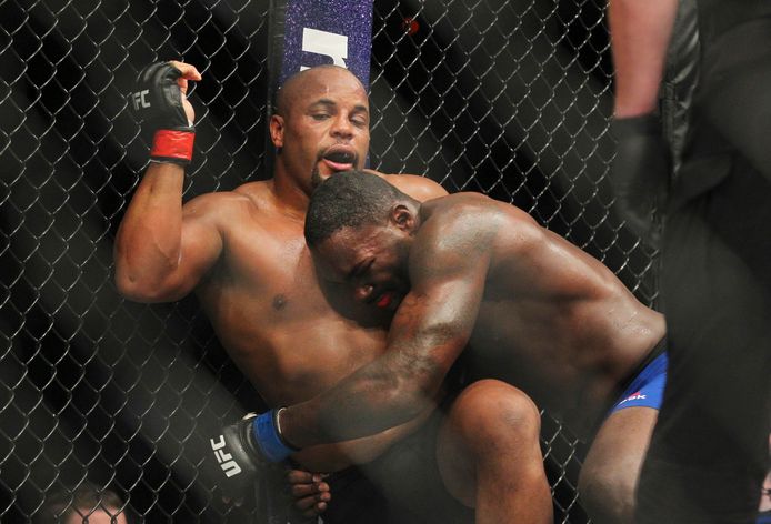 Anthony Johnson (rechts) valt Daniel Cormier aan in een UFC-partij in 2017.