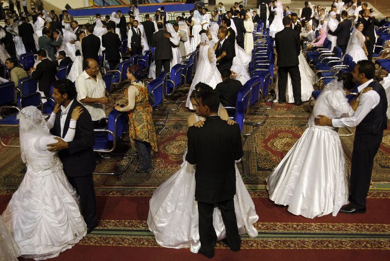 Egyptische bruidsparen op een collectieve trouwerij. Beeld AFP