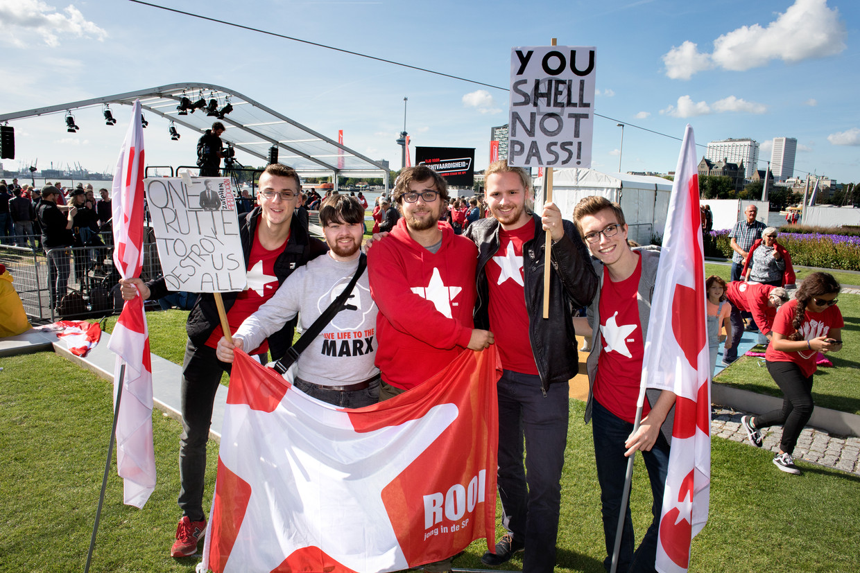 Leden van de jongerenvereniging Rood tijdens een SP-manifestatie in Rotterdam. Beeld Hollandse Hoogte / Novum RegioFoto