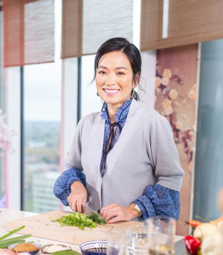 Eveline Wu leert kijkers makkelijk Aziatisch koken: ‘Beetje te veel limoensap of sojasaus is echt niet erg’