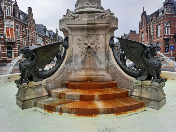 De twee kalkstenen draken aan beide zijden van de Draak laten een onooglijke roestkleur op de trappen van het monument na.