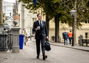 Demissionair premier Mark Rutte loopt met een kop koffie in de hand door de Haagse binnenstad nabij het Binnenhof.