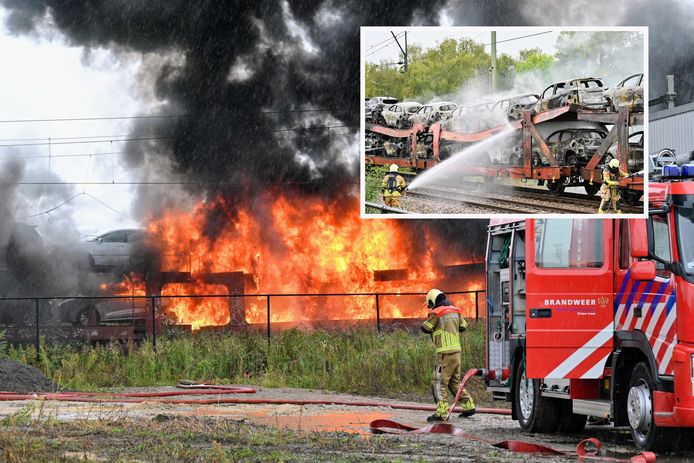 Auto's op een goederentrein vlogen in brand nadat een bovenleiding brak bij Etten-Leur.