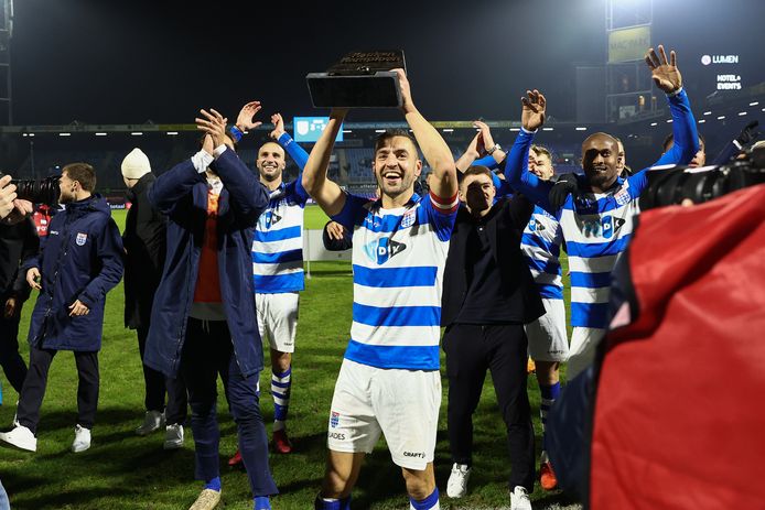 Aanvoerder Bram van Polen viert de periodetitel met het befaamde schild en de supporters van PEC Zwolle.