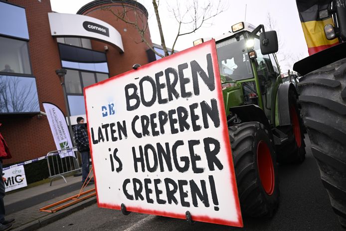'Actiegroep Fruittelers' trok vandaag met de tractor naar Comeos in Oudergem. Ze ijveren voor een eerlijke prijs voor hun producten.