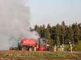 Gigantische rookpluim door brandend landbouwvoertuig
