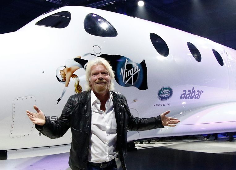 Richard Branson met een Spaceship Two op de achtergrond. Beeld Photo News