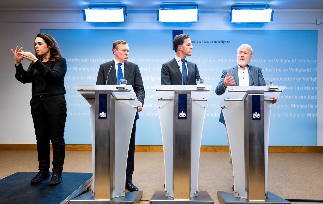 Minister Bruno Bruins voor Medische Zorg (VVD), Premier Mark Rutte en RIVM-directeur Jaap van Dissel tijdens een persconferentie over corona.  Beeld Freek van den Bergh / de Volkskrant