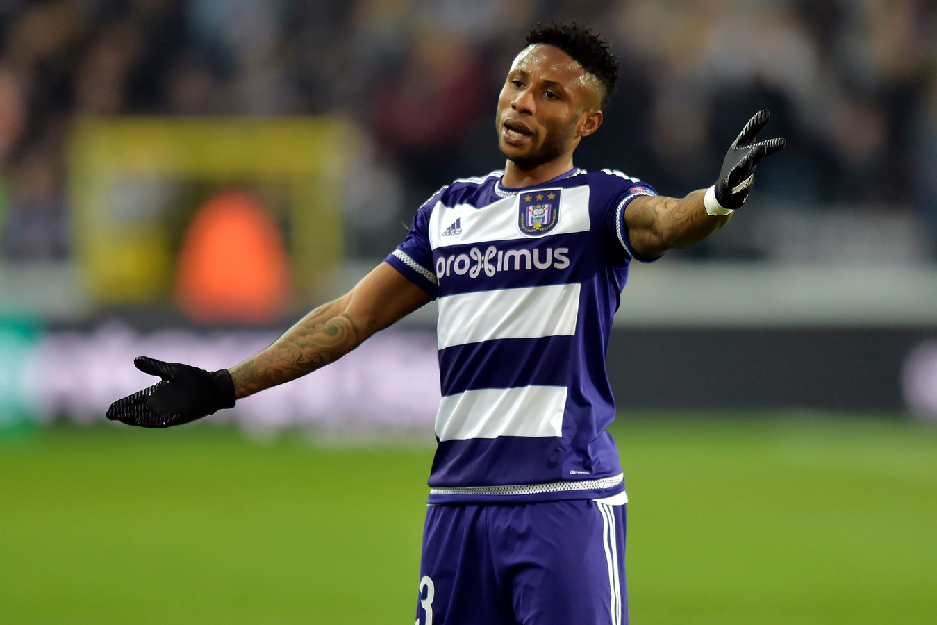 TT 10/7. Hazard siert Spaanse voorpagina's Sven Vandenbroeck