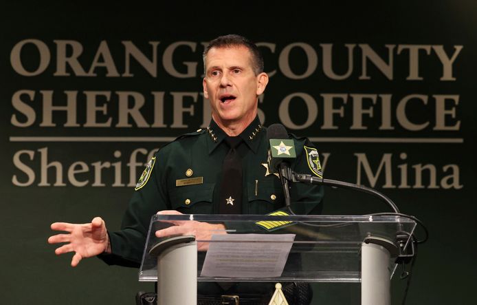 Sheriff John Mina geeft meer duiding op een persconferentie.