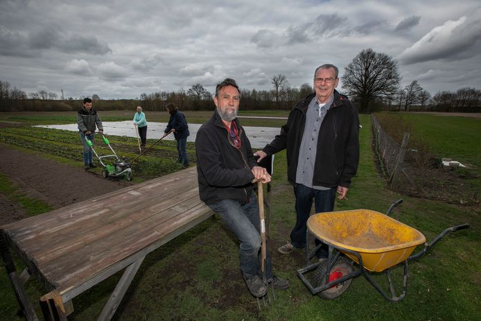 Voorzitter Hennie Kuijken van de Stichting Stadsakkers (staand rechts) is plotseling overleden. Archieffoto Fotoburo Van de Meulenhof