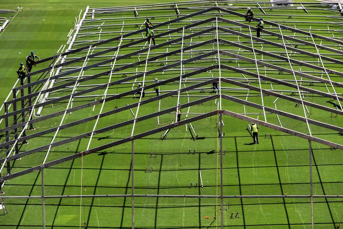 In het Estádio do Pacaembu van São Paulo is men druk in de weer om een veldhospitaal in de richten. Nu wordt ook een dergelijke constructie in het Maracanã opgesteld.