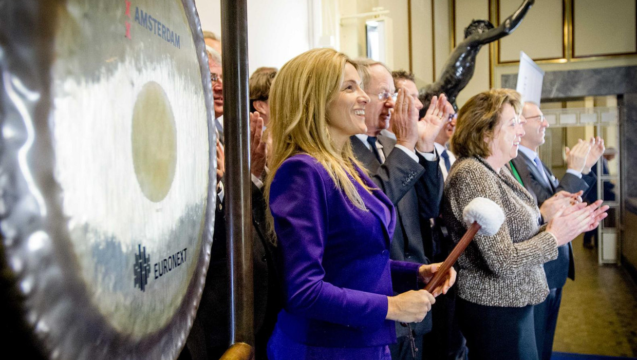 Lucille Werner opent de beurshandel met een slag op de gong ter ere van Wereldgehandicaptendag, 3 december 2014. Beeld anp