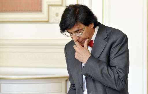 Parallèlement, le président du PS Elio Di Rupo, organisait vendredi deux tables rondes, l'une avec les partenaires sociaux et l'autre avec le monde de l'enseignement.
