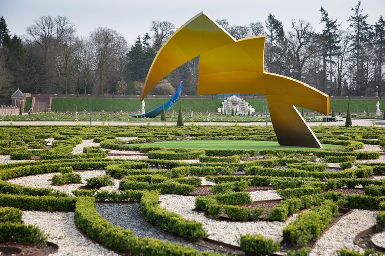 Daniel Libeskind, architect, heeft vier sculpturen geleverd voor de tuin van museum paleis Het Loo in Apeldoorn. De beelden stellen broeikasgassen voor. Beeld Herman Engbers
