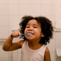 Is het beter je tanden te poetsen voor of na het ontbijt?