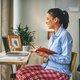 Amerikaans-Britse enquête: 1 op 3 thuiswerkers in pyjama naar digitale meetings