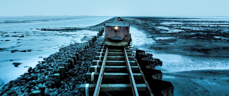 Lokomotif tukang pos di Kepulauan Haligan.  gambar 
