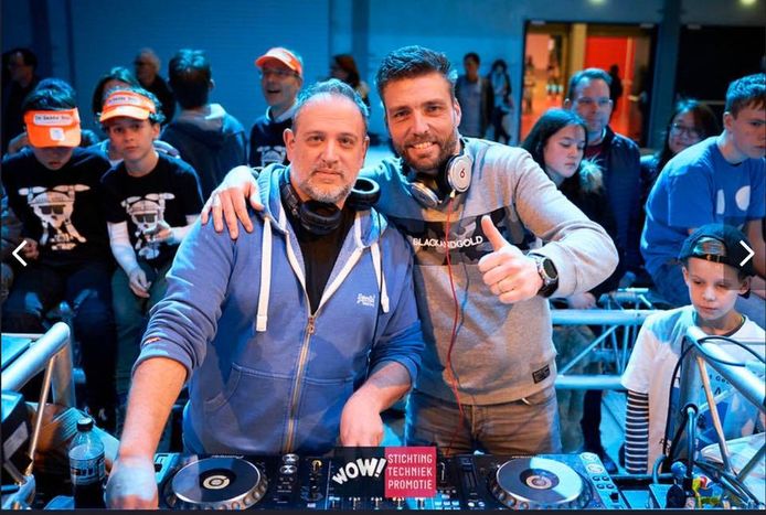 Meesters Gerry en Mario hebben al 15 jaar een discobar en weten dus goed hoe een dj set op te bouwen.