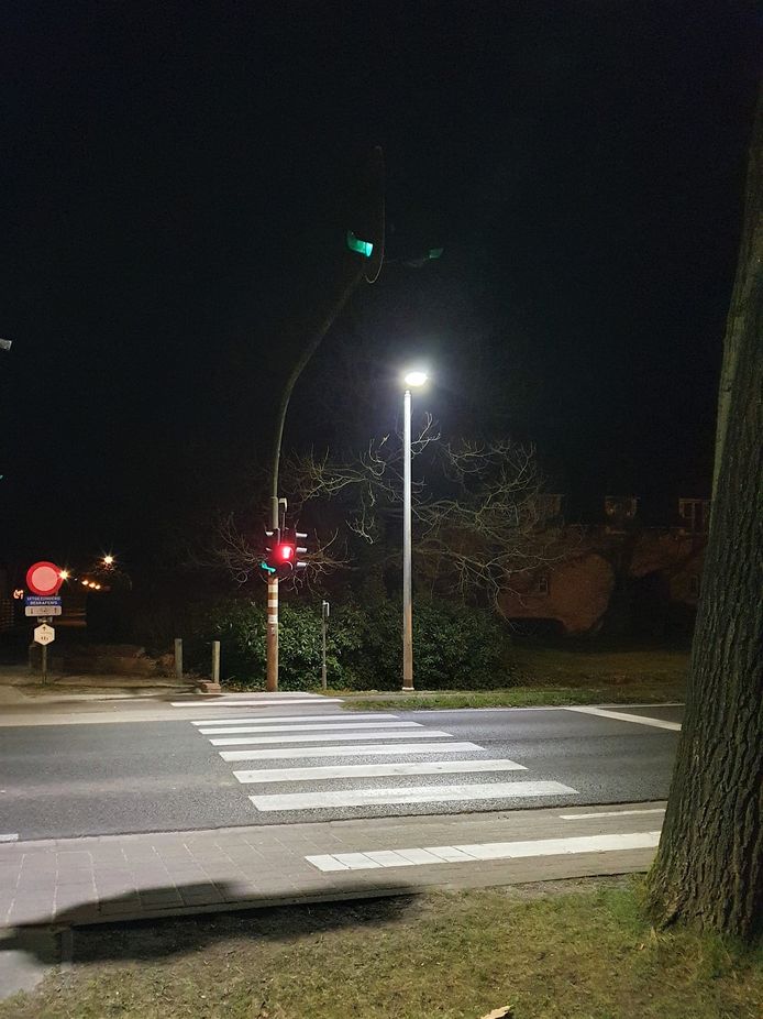 De verlichte oversteekplaats in Zwaneven