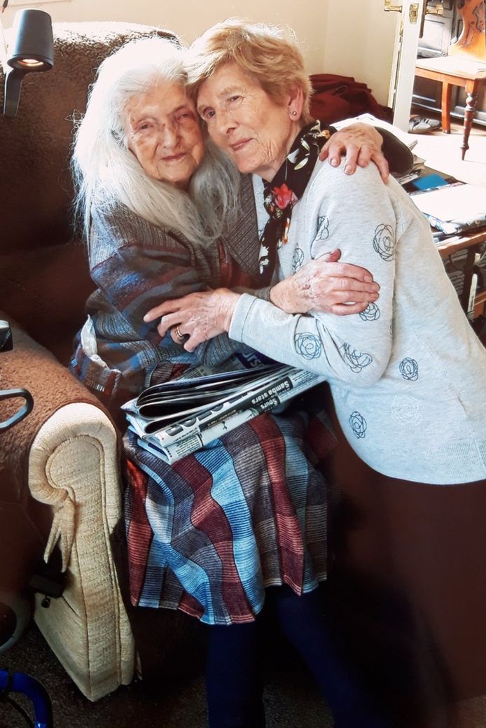 Eileen Mackin (82) en haar hoogbejaarde moeder (103).