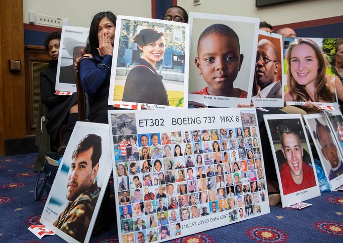 Nabestaanden met foto’s van slachtoffers op de commissiebijeenkomst over de 737 MAX-problemen in het Amerikaanse Huis van Afgevaardigden vandaag.