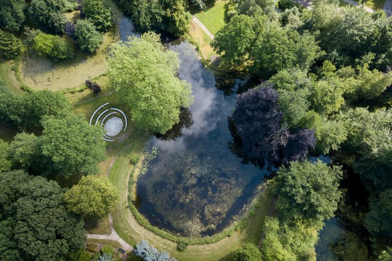 Slingervijver met links, in het wit, een klein openluchttheater. Beeld Foto Iwan Baan