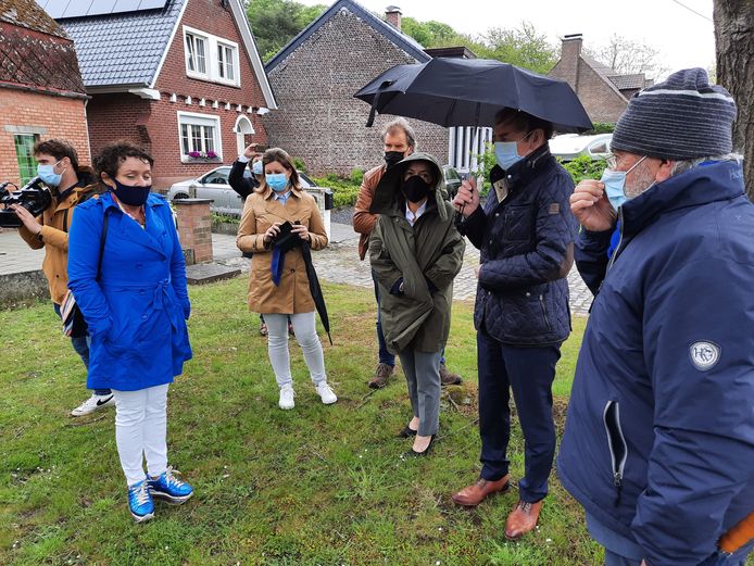 Minister Lydia Peeters in mei 2021 op bezoek in Ronse. De beslissing over het tracé van de N60 zou vallen begin 2022, heette het toen nog.